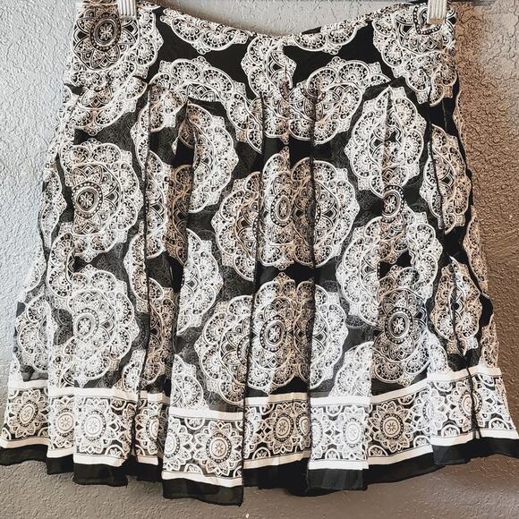 White House & Black Market Sheer Pleated Overlay Size 6 - Picture 2 of 6